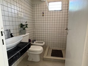 Dusj, hårføner, bidé og håndklær