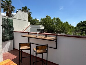 Outdoor dining - DEPARTAMENTO HOLY MALBEC: su terraza y su churrasquera te invitan a disfrutar  (Mendoza)