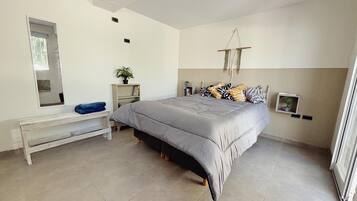 1 habitación, escritorio, wifi gratis y ropa de cama