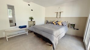 1 soverom, skrivebord, wi-fi (inkludert) og sengetøy