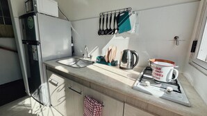 冷蔵庫、電子レンジ、電気ポット、調理器具と食器