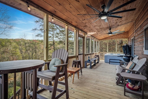 Serenity-A Romantic Secluded Riverfront 1 level expansive log cabin with hot-tub