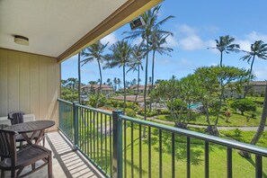 Outdoor dining - Beachfront Resort - AC! Steps to Beach & Pool (Kapaa)