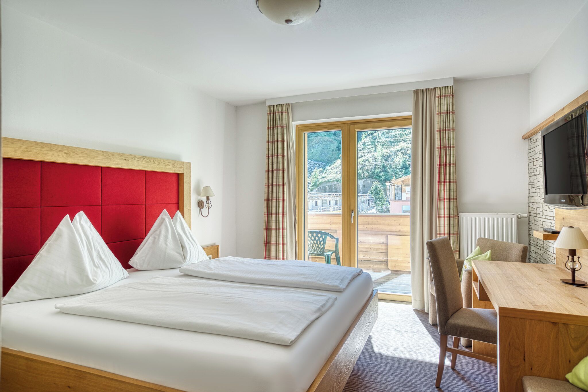 Classic Double Room | In-room safe, desk, soundproofing, free WiFi