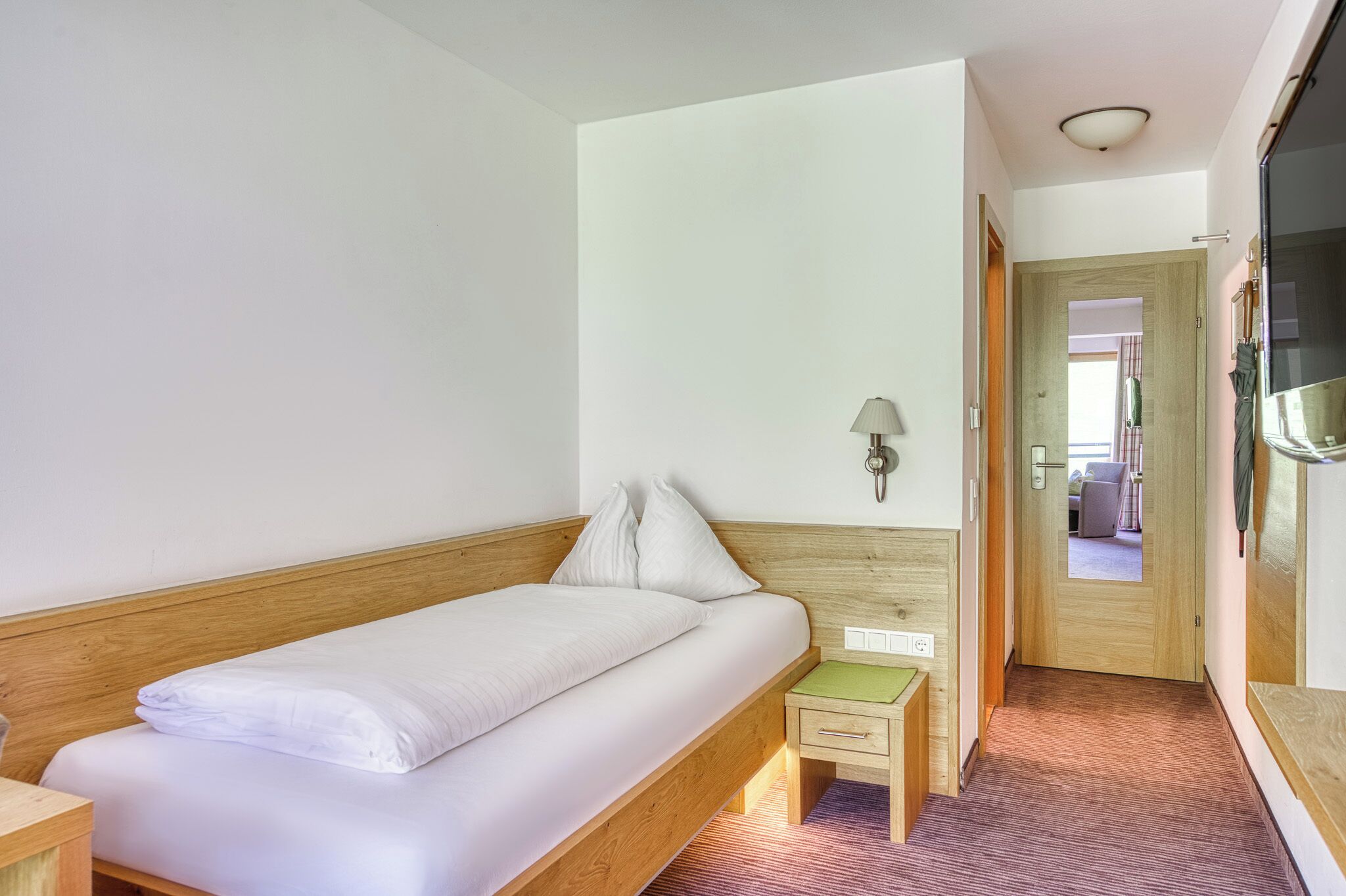 Classic Single Room | In-room safe, desk, soundproofing, free WiFi