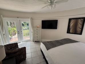 2 bedrooms, desk, WiFi, bed sheets