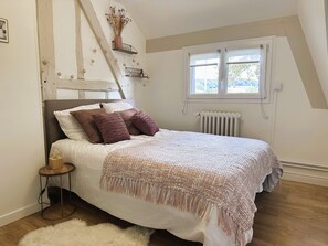 4 Schlafzimmer, Schreibtisch, Bügeleisen/Bügelbrett, Reisekinderbett