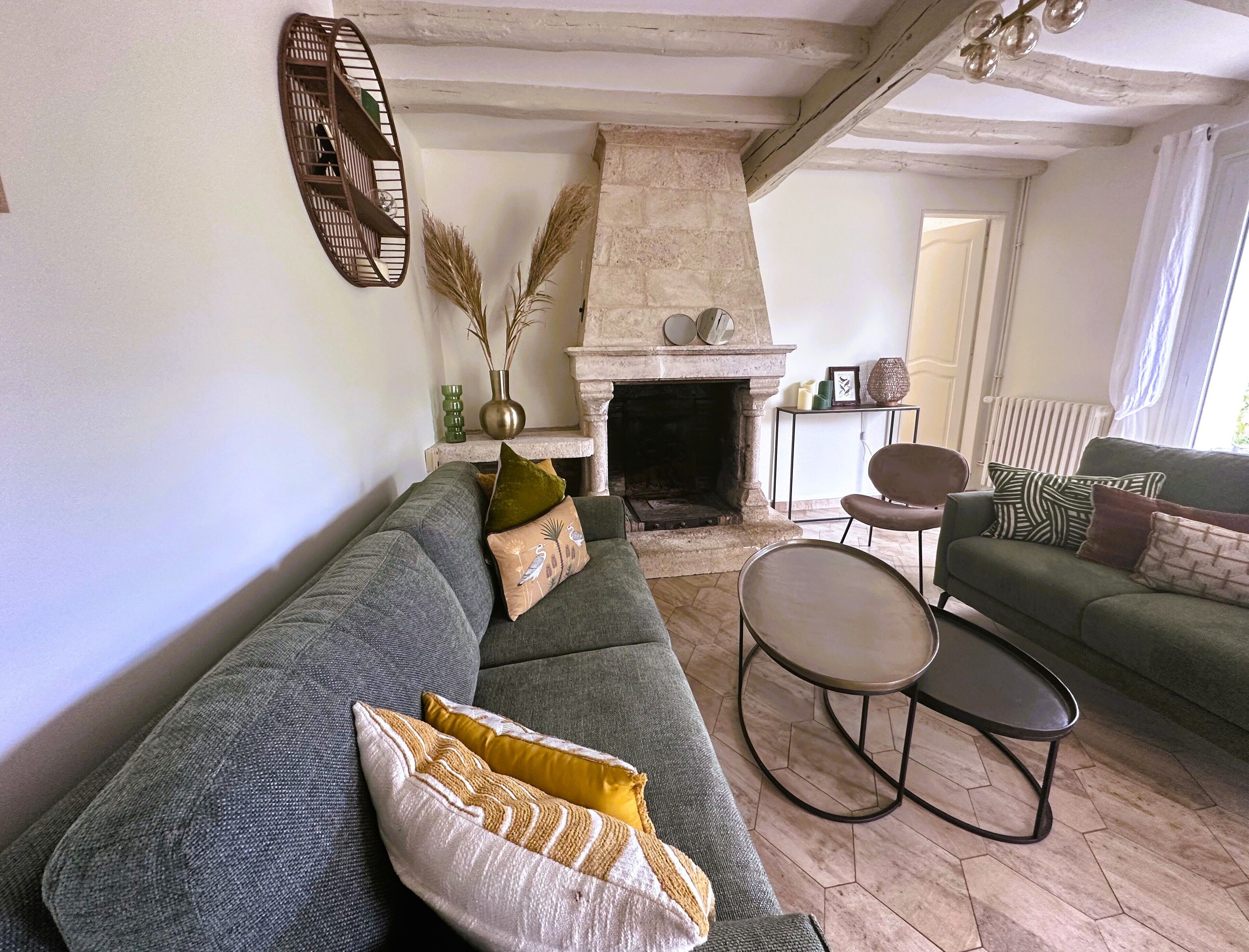 电视、壁炉、书