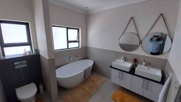 Luxury Suite, Mountain View | Bathroom | Towels