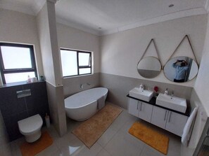 Luxury-Suite, Bergblick | Badezimmer | Handtücher