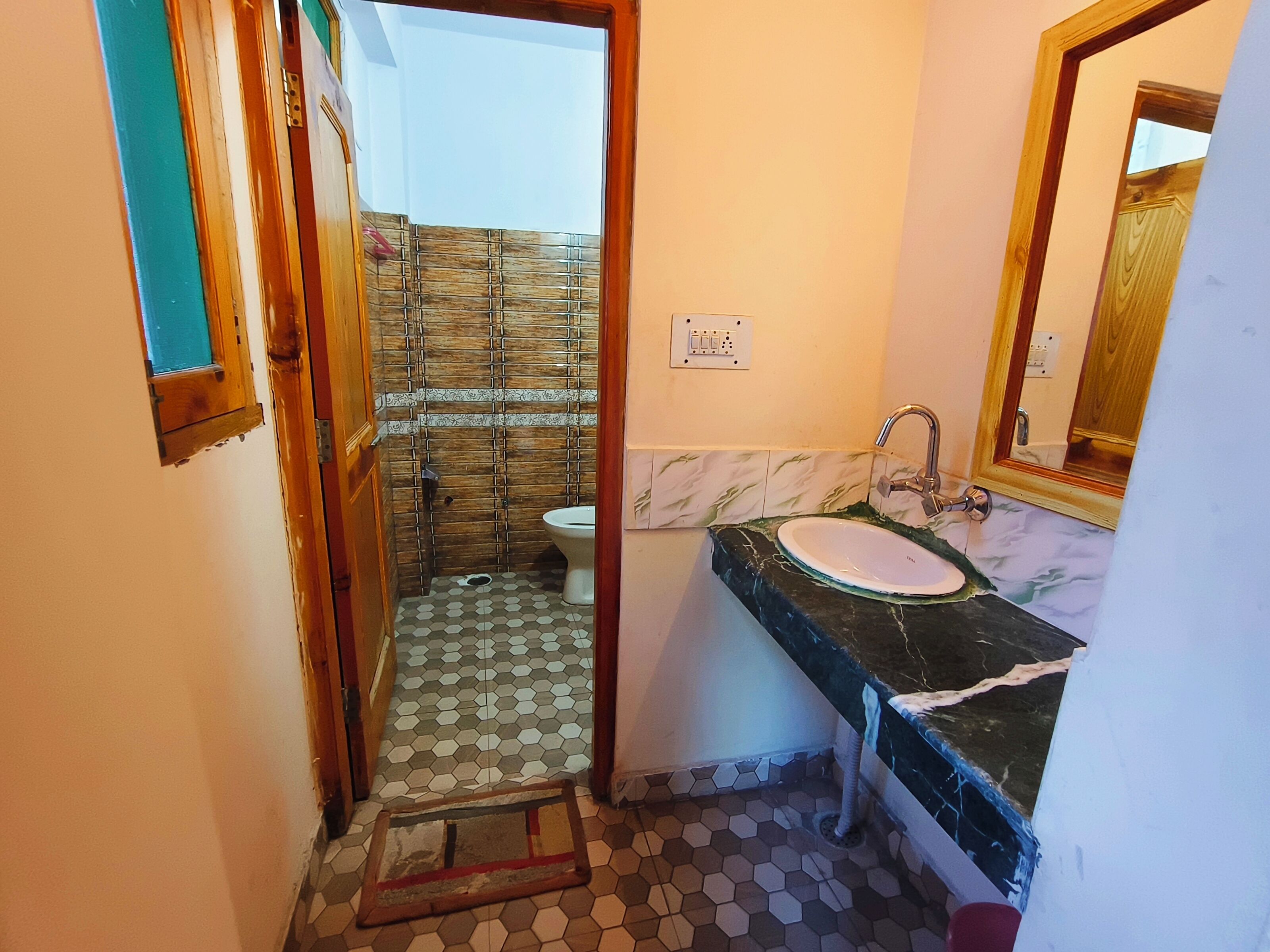 デラックス ダブルルーム バレービュー | バスルーム | シャワー、スリッパ、タオル、石鹸