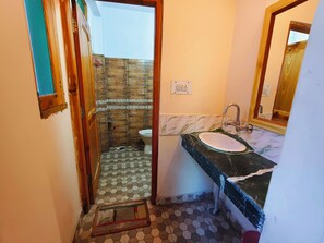 Ducha, pantuflas, toallas, jabón