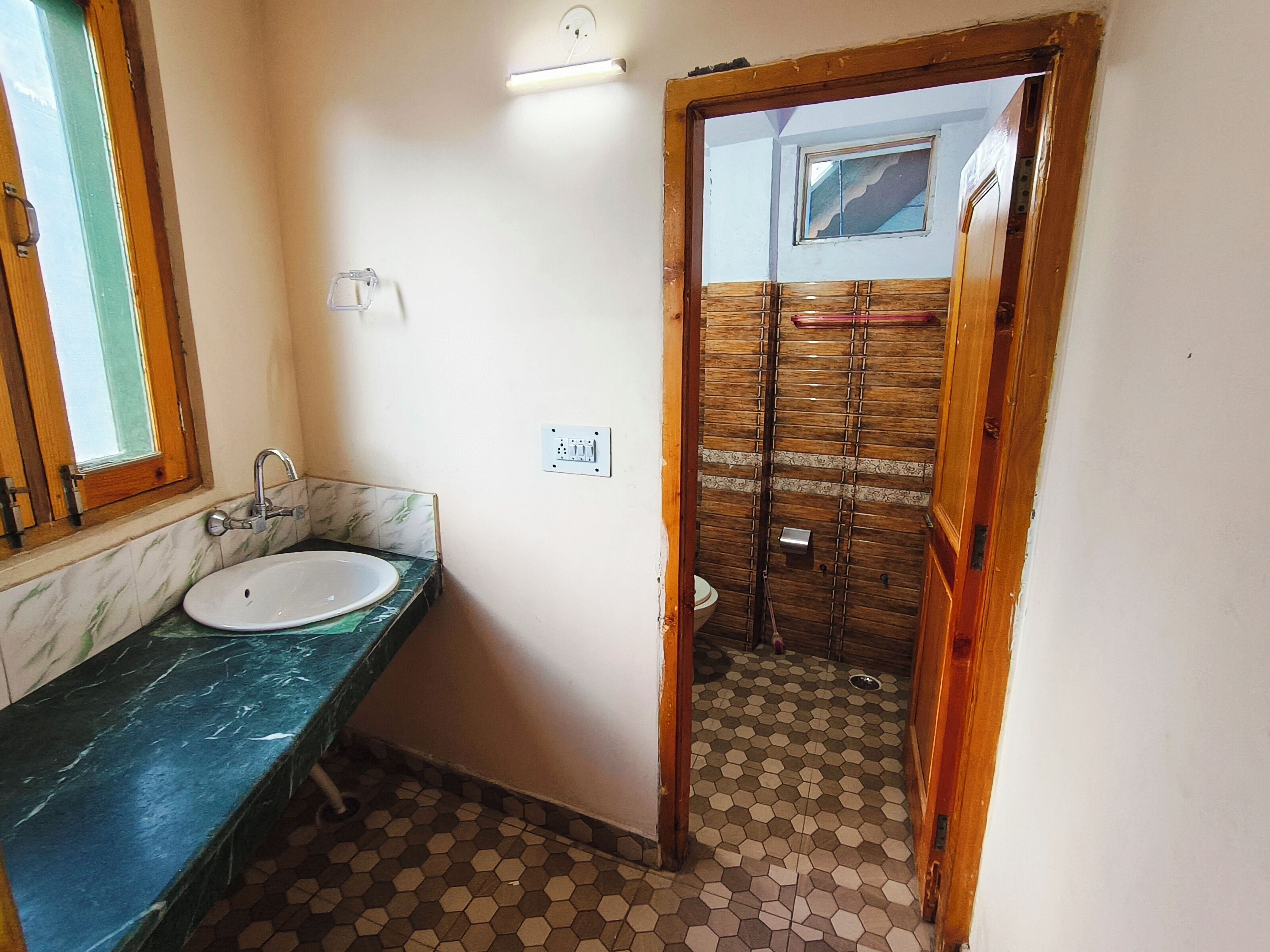 Deluxe-Doppelzimmer, Talblick | Badezimmer | Dusche, Hausschuhe, Handtücher, Seife