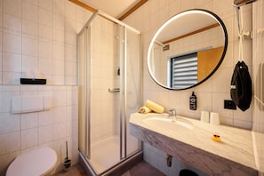 Habitación básica doble | Baño | Secador de pelo, albornoces, toallas y jabón
