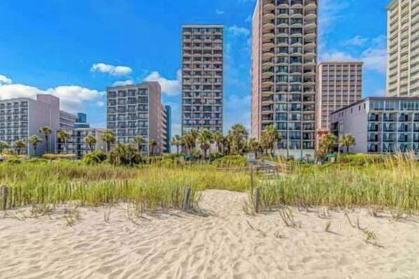 On the beach - Direct Oceanfront on Boardwalk | Tiki Bar & Pools (Myrtle Beach)