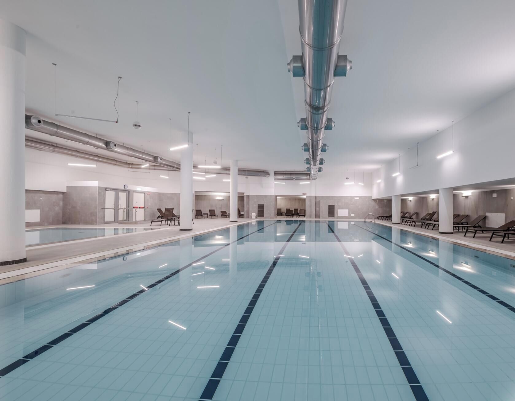 Innenpool, geöffnet von 14:30 Uhr bis 19:30 Uhr, Liegestühle
