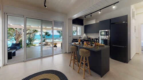 NIKKON LUXURY LIVING is a luxury private villa, in top of the sea.Enjoy LUXURY.