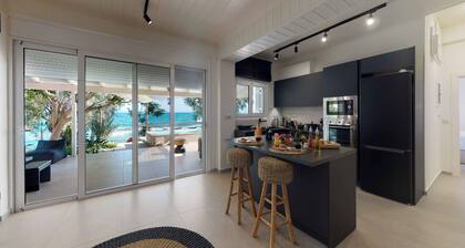 NIKKON LUXURY LIVING is a luxury private villa, in top of the sea.Enjoy LUXURY.