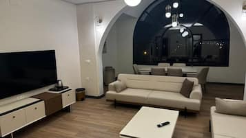Deluxe Suite | 1 bedroom, premium bedding, minibar, in-room safe