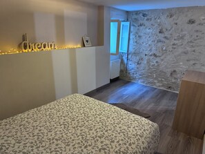 7 chambres, fer et planche à repasser, Wi-Fi, draps fournis