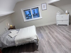 7 bedrooms, iron/ironing board, WiFi, bed sheets