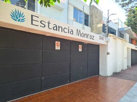 Un edificio con un cartel que dice "Estancia Monraz" y el número 3147.