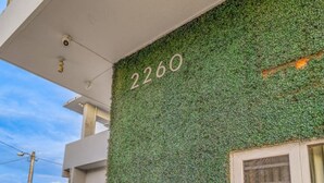 Eine Gebäudefassade mit einer grünen Wand und der Hausnummer 2260.
