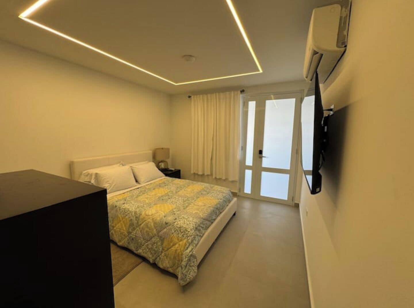 1 habitación, escritorio, tabla de planchar con plancha y wifi gratis 