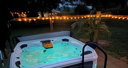 Lakeside Cottage - Pool, Hot Tub & Lake Views - Lake O’ the Pines