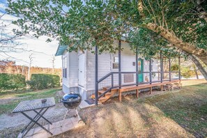 Terrace/patio - Knox Lakeside Cottage, 1 bedroom plus loft on Lake O' the Pines (Ore City)