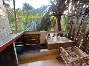 Premium bedding, memory foam beds, in-room safe, desk - Jeet Hostel and Rooms Palolem Goa (Canacona)