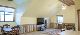 Cozy King Suite with WiFi, AC in lovely Bastrop!