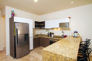 Een koelkast, een microgolfoven, een oven, een kookplaat