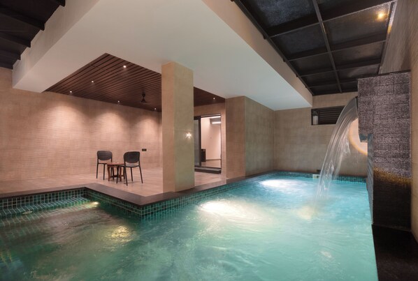 Suite présidentielle, vue sur la piscine | Vue de la chambre