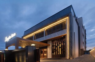 Fachada de la propiedad por la tarde o noche