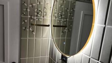 Serviettes fournies, savon, papier toilette