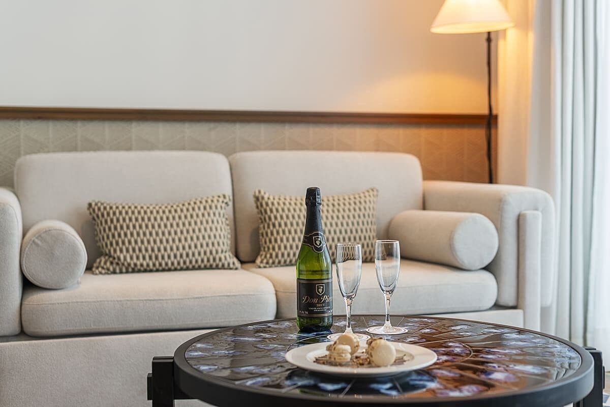 Privilege Junior Suite Ocean Front | Minibar với thức uống miễn phí, két bảo mật tại phòng, bàn 