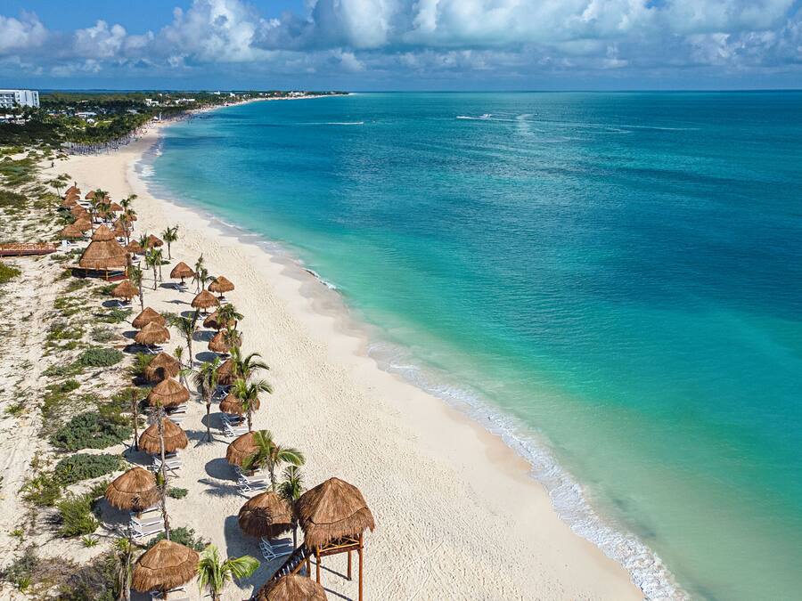 Di pantai dan pasir putih