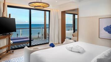 Privilege Master Suite Ocean Front | Free minibar, in-room safe, desk, laptop workspace