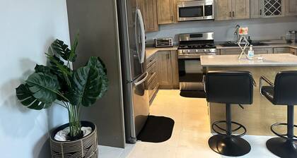 Cozy 1 Bedroom In The Quiet Of Diamond Estate. Equipped With All Amenties.