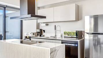 Geladeira, micro-ondas, fogão, cooktop