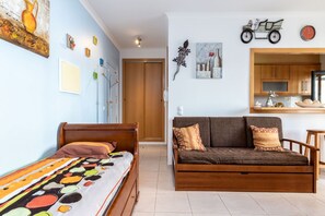 1 bedroom, bed sheets