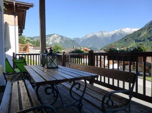 Chalet | Balcony - Quiet Chalet With Sauna in Konigsleiten (Wald im Pinzgau)