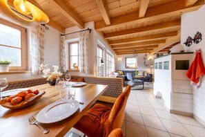Dining - Authentic Mountain Retreat for 12 (Wald im Pinzgau)