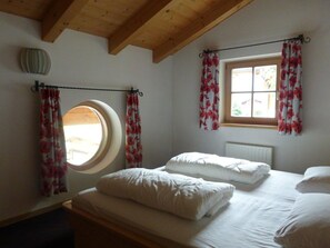 5 bedrooms, individually furnished, bed sheets - Quiet Chalet With Sauna in Konigsleiten (Wald im Pinzgau)