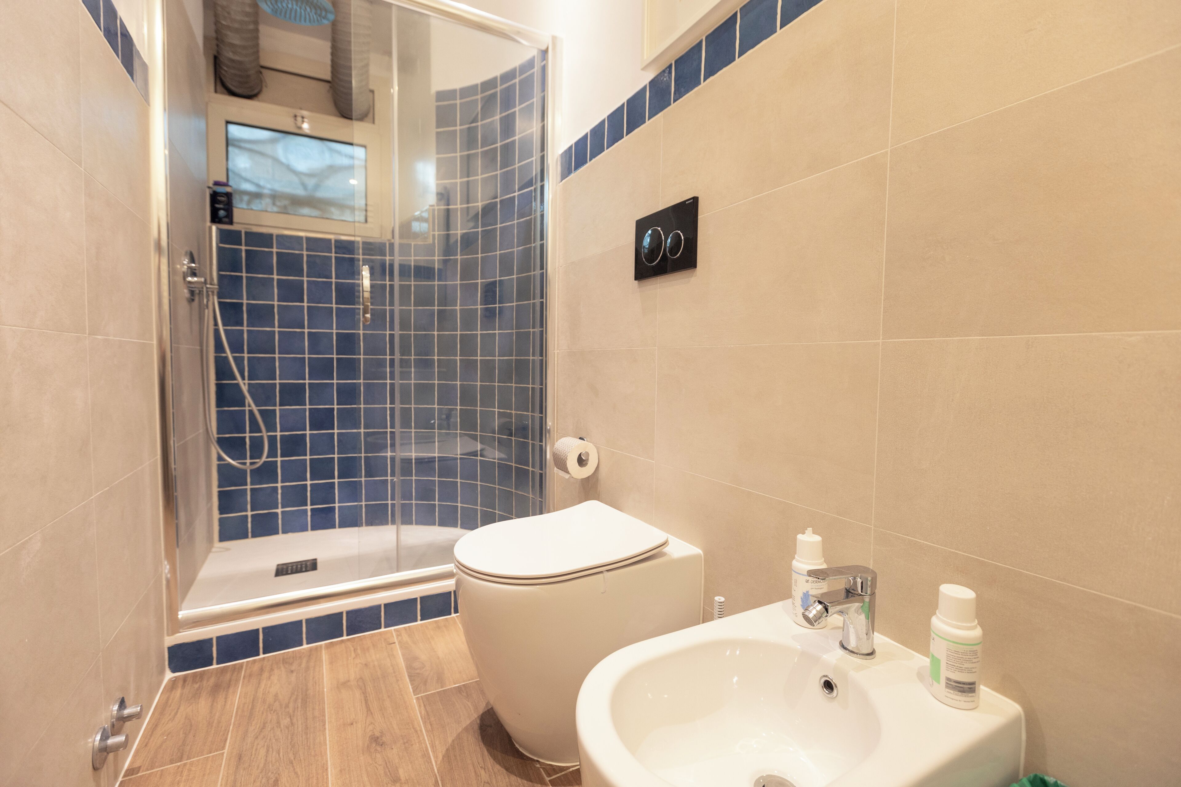 Douche, sèche-cheveux, bidet, serviettes fournies