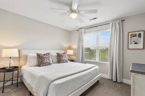 3 bedrooms, iron/ironing board, free WiFi, bed sheets - The Kathleen Riverfront Condo with Pool & Gym Access (Tuscaloosa)