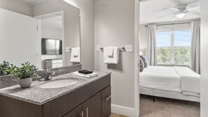 3 bedrooms, iron/ironing board, free WiFi, bed sheets - The Kathleen Riverfront Condo with Pool & Gym Access (Tuscaloosa)