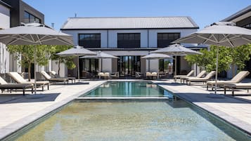 Innenpool, Außenpool, Sonnenschirme, Liegestühle