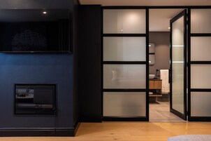 Executive Suite | In-room safe, desk, laptop workspace, blackout drapes